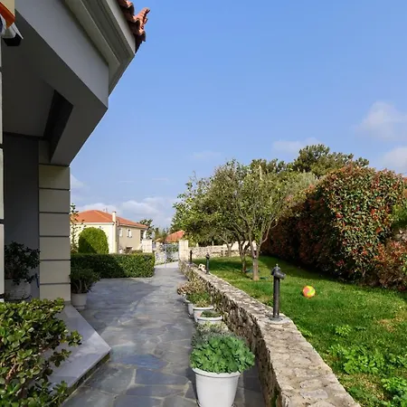 Artemis - Luxury Over Lourdas Bay
